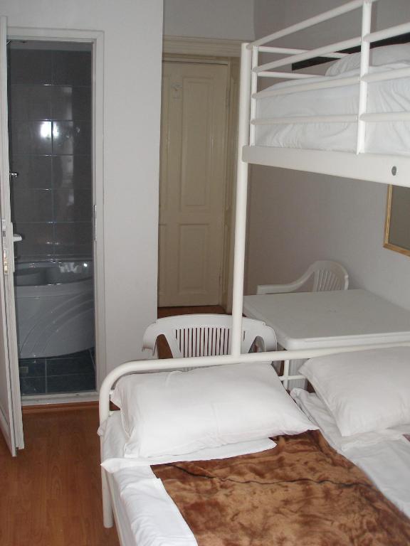 Kretan Hostel Bucharest Room photo
