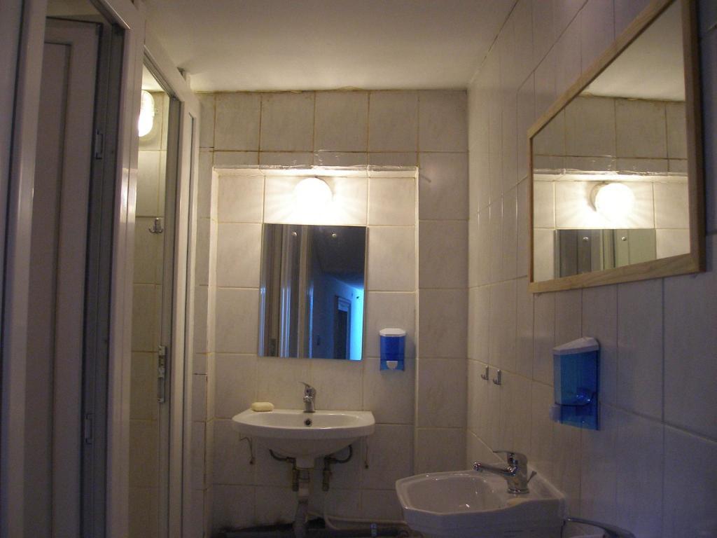 Kretan Hostel Bucharest Exterior photo